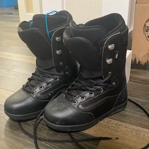Snowboard boots